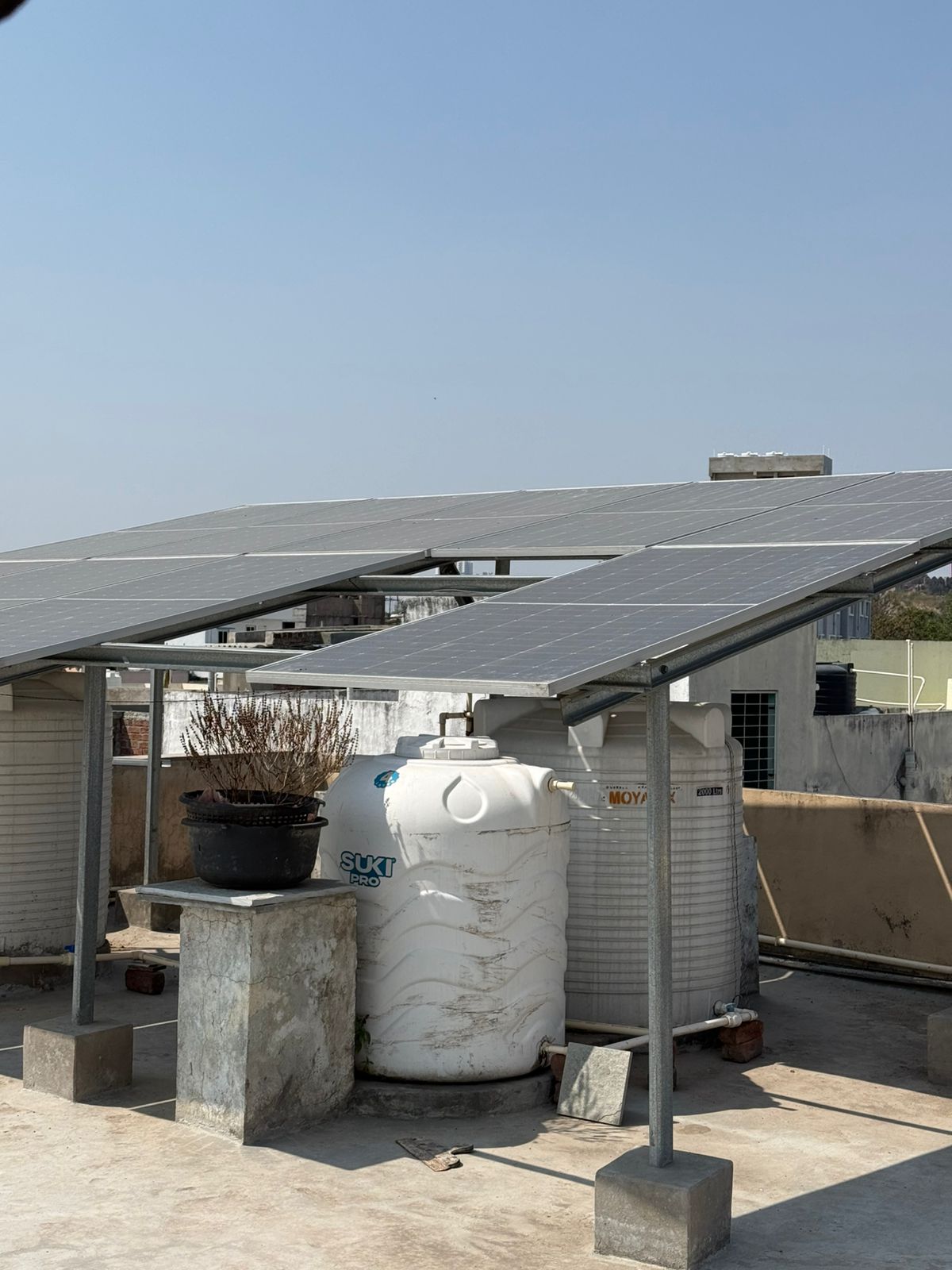 Commercial building rooftop covered with high-efficiency solar panels in Hyderabad