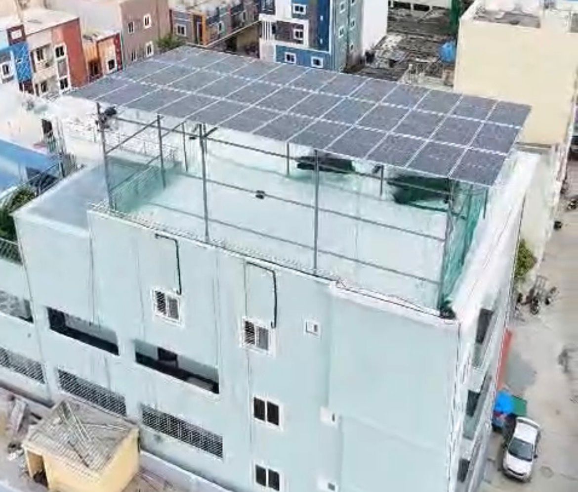Commercial building rooftop covered with high-efficiency solar panels in Hyderabad