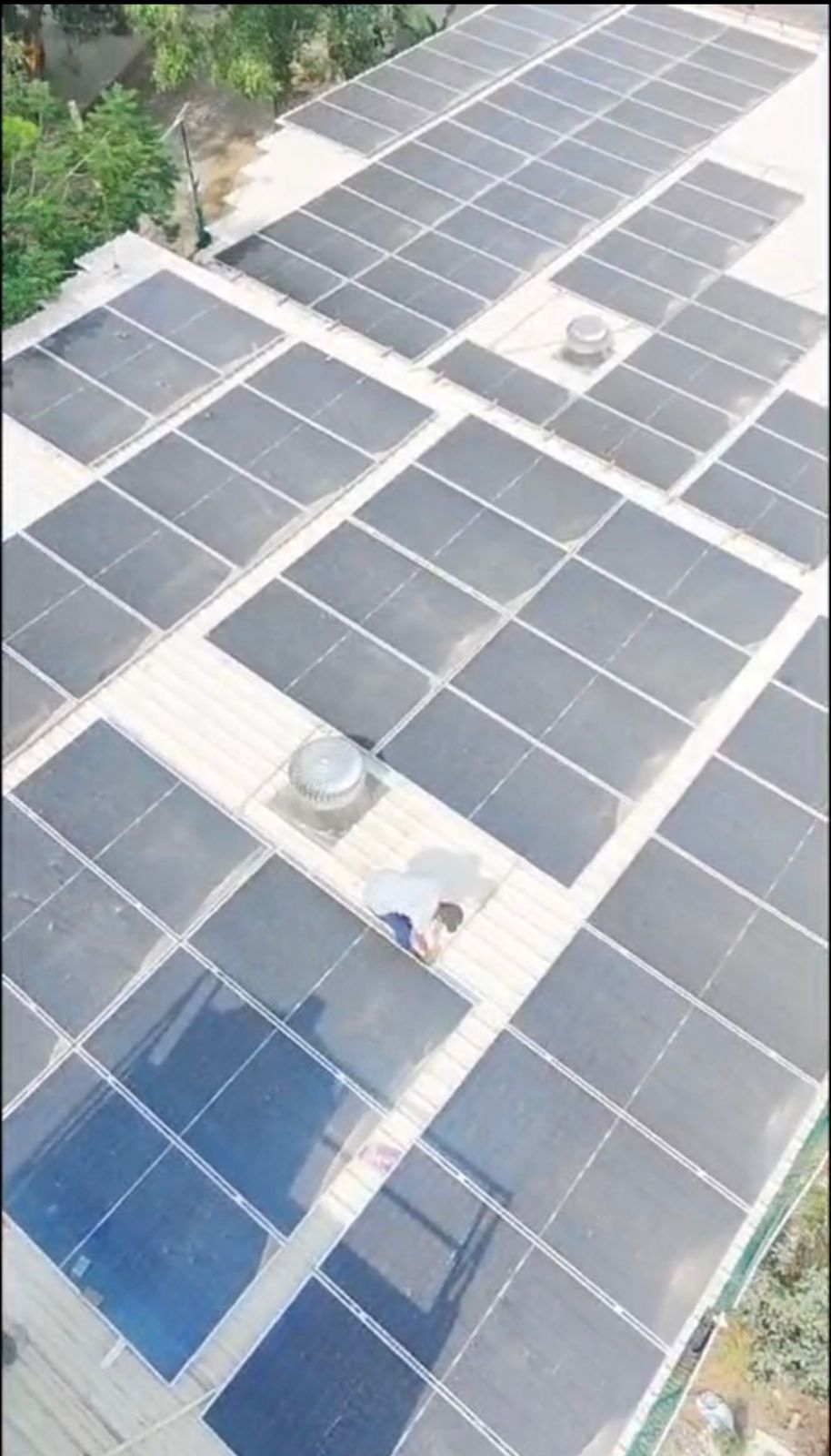 Commercial building rooftop covered with high-efficiency solar panels in Hyderabad